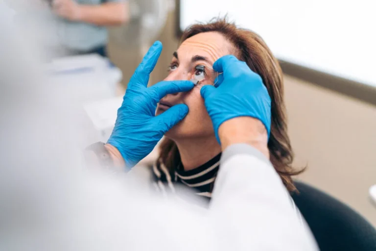 Mujer en examen ocular con optometrista